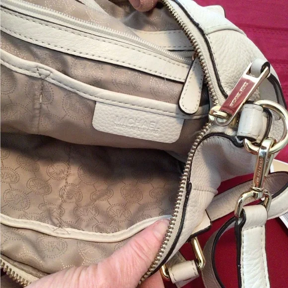 Michael Kors off vanilla colored leather purse - Picture 8 of 10